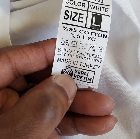 A stylish classic t-shirt - Picture 6 of 6